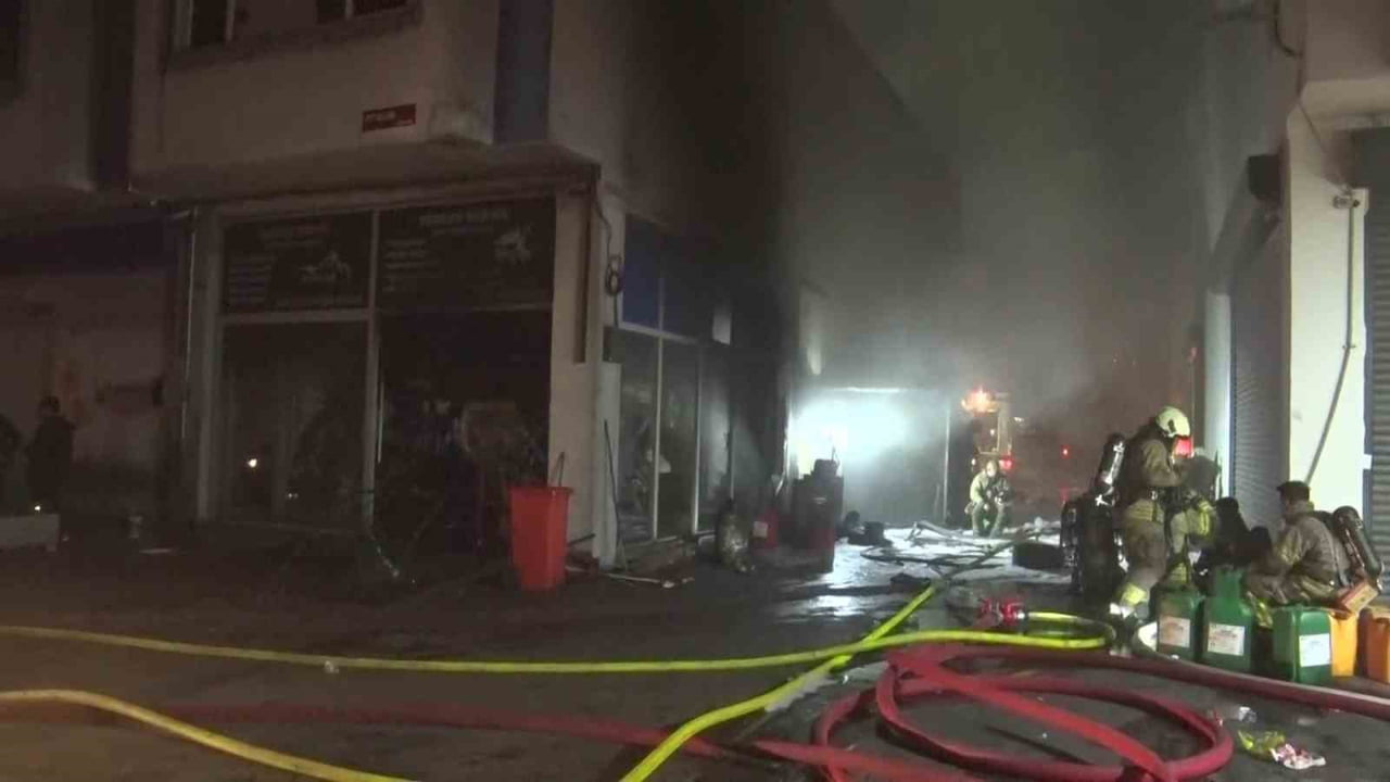 BAŞAKŞEHİR’DE PARFÜM İMALATI TESİSİNDE ÇIKAN YANGIN 7 SAAT SONRA SÖNDÜRÜLDÜ: 1 İTFAİYE YARALANDI...