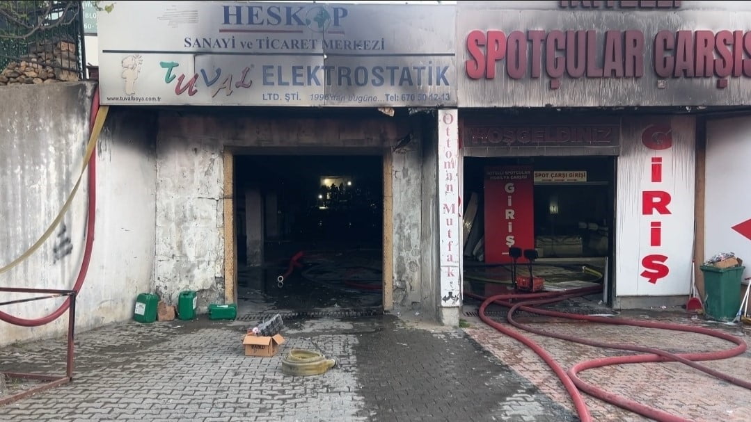 BAŞAKŞEHİR’DE PARFÜM İMALATI TESİSİNDE ÇIKAN YANGIN 8. SAATİNDE TAMAMEN SÖNDÜRÜLDÜ