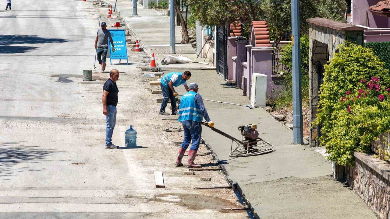 BAŞİSKELE'DE BELEDİYE EKİPLERİ TARAFINDAN, "MAHALLEMİZDE KÖŞE BUCAK GÜZEL İŞLER" ANLAYIŞIYLA...