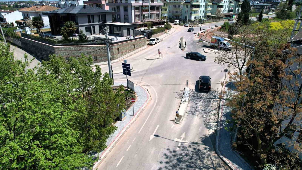 BAŞİSKELE İLÇESİNDE TRAFİK AKIŞINI DAHA DÜZENLİ VE GÜVENLİ HALE GETİRMEK AMACIYLA BAŞLATILAN...