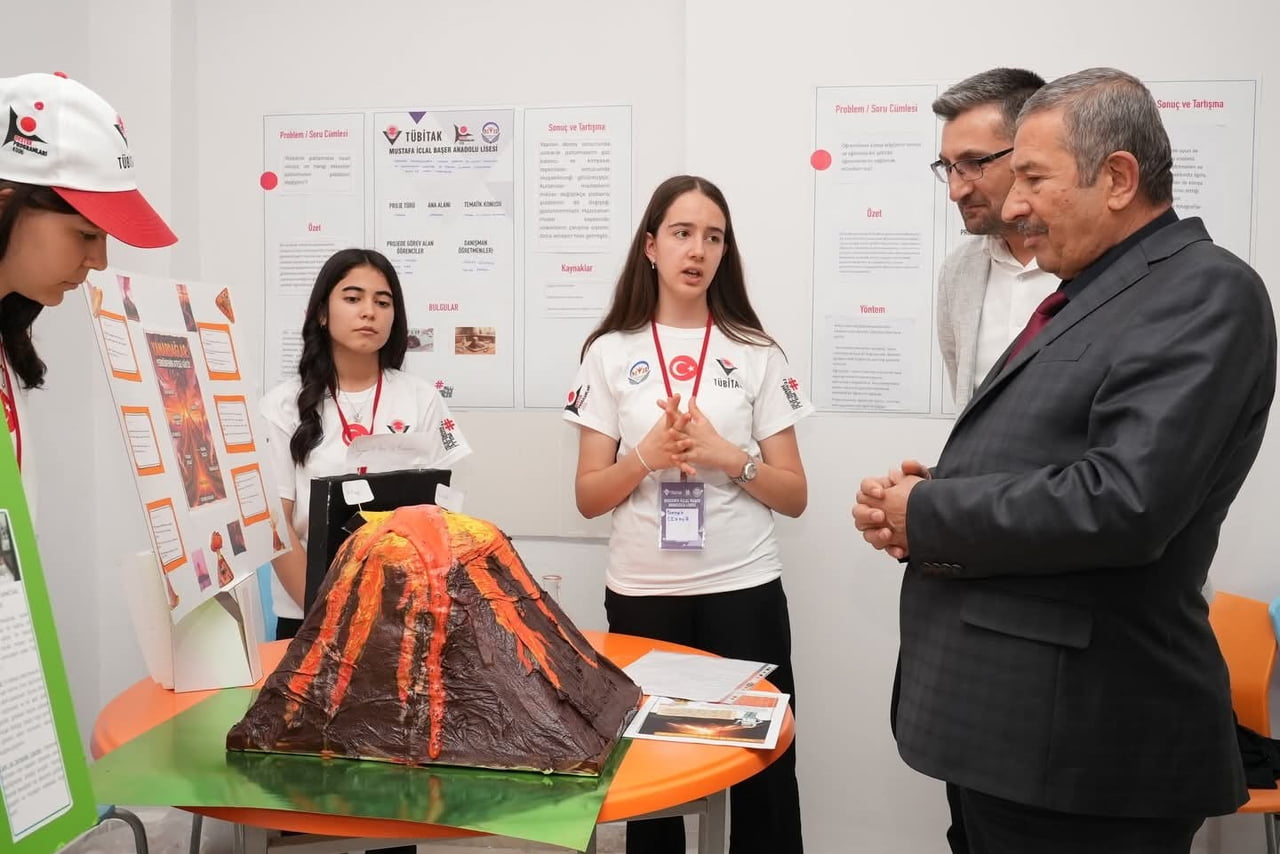 BAŞKAN BOZKURT’TAN TÜBİTAK BİLİM FUARI’NA ZİYARET
