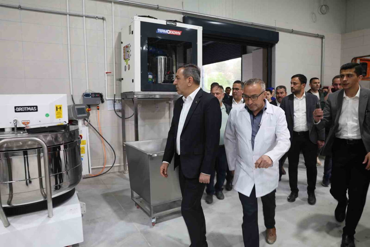 BAŞKAN DERE TESİSTE İNCELEMELERDE BULUNDU.