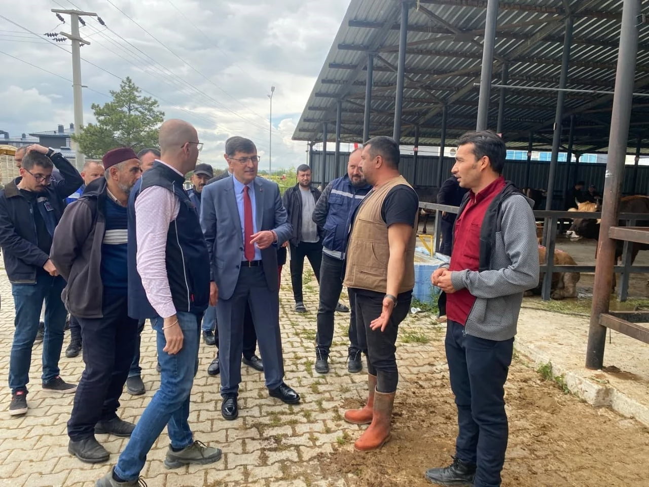 BAŞKAN EYÜP KAHVECİ’DEN KURBAN PAZARI ZİYARETİ