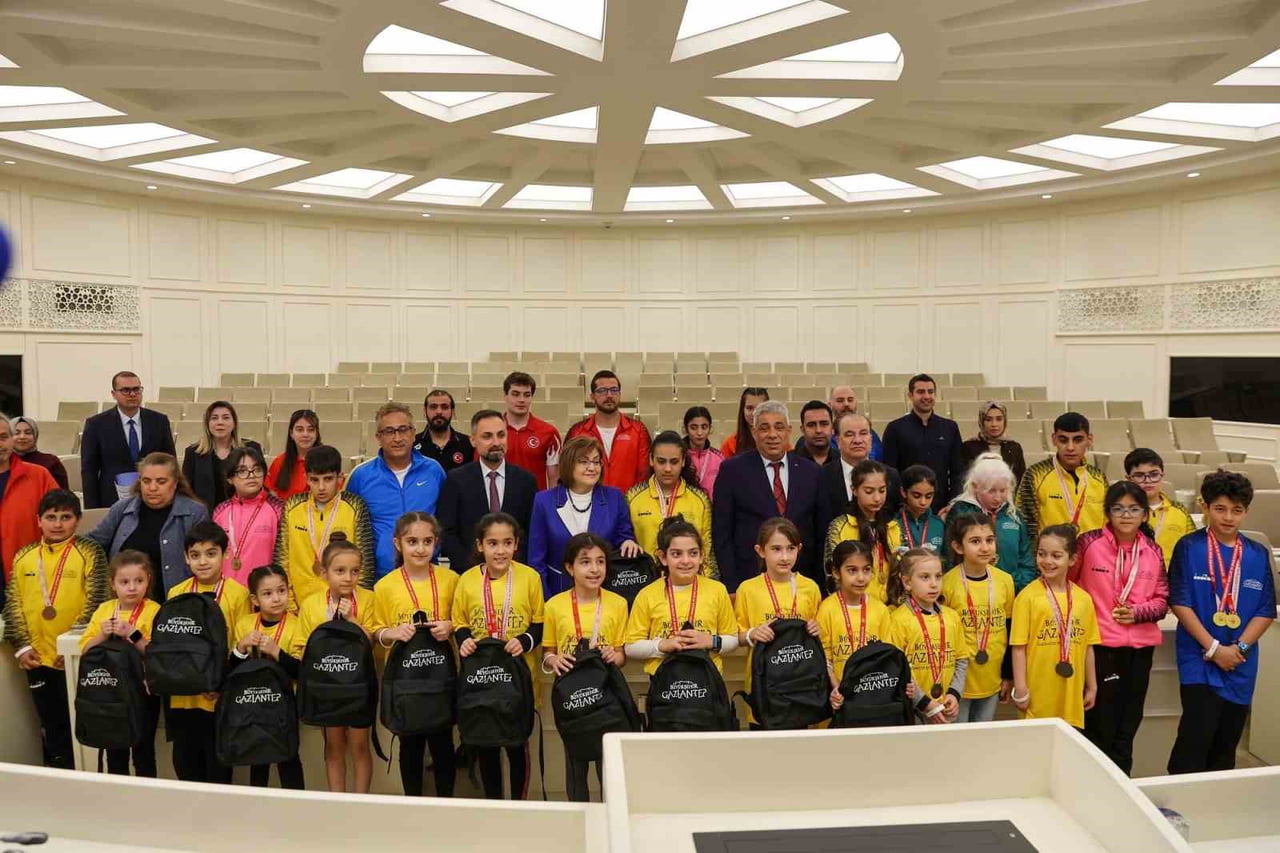 BAŞKAN FATMA ŞAHİN, ŞAMPİYON SPORCULARLA BİR ARAYA GELDİ