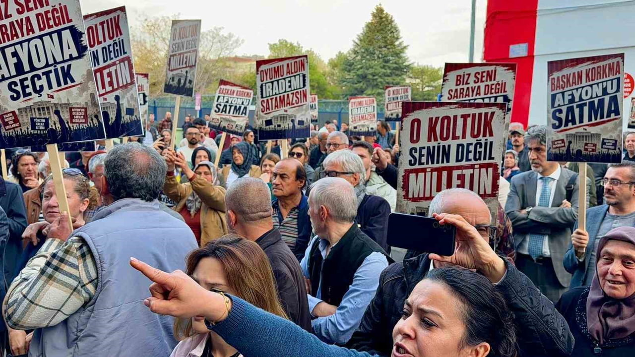 BAŞKAN KÖKSAL’IN AK PARTİ’YE GEÇTİĞİ YÖNÜNDEKİ İDDİALARA ÜZERE PARTİLİLER BELEDİYE BİNASI ÖNÜNDE...