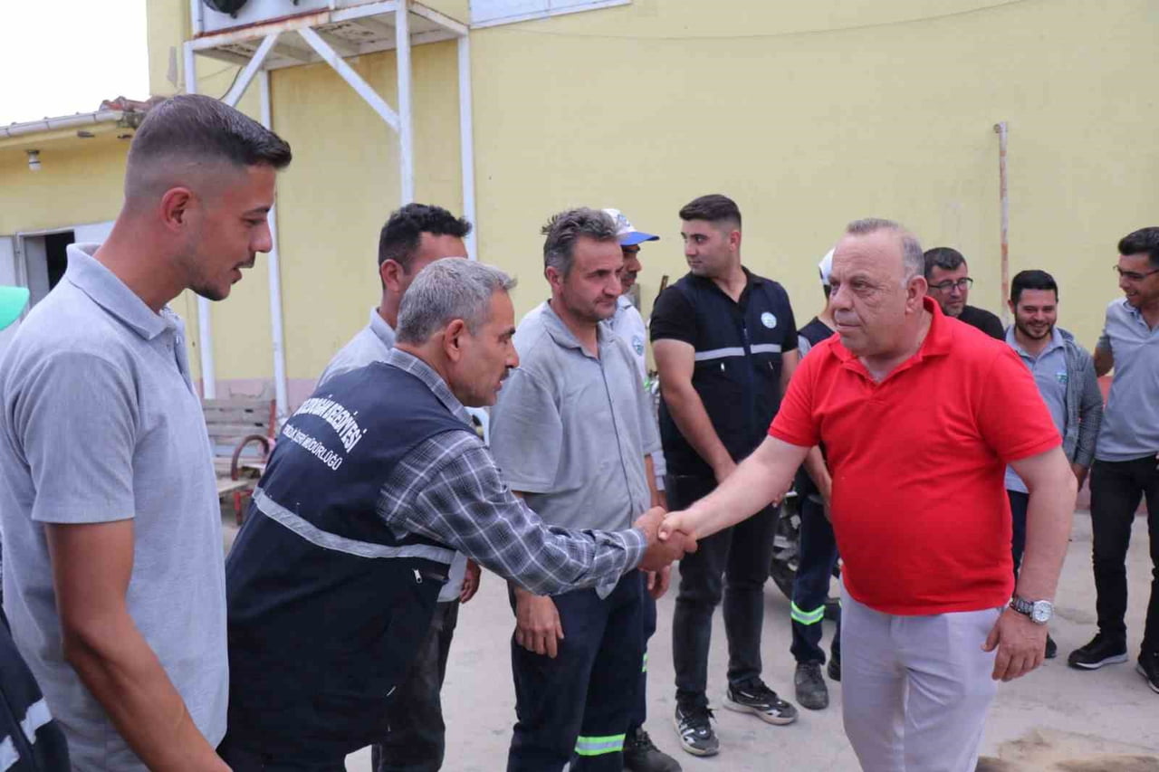 BAŞKAN ÖZEL, BELEDİYE PERSONELİYLE BAYRAMLAŞTI