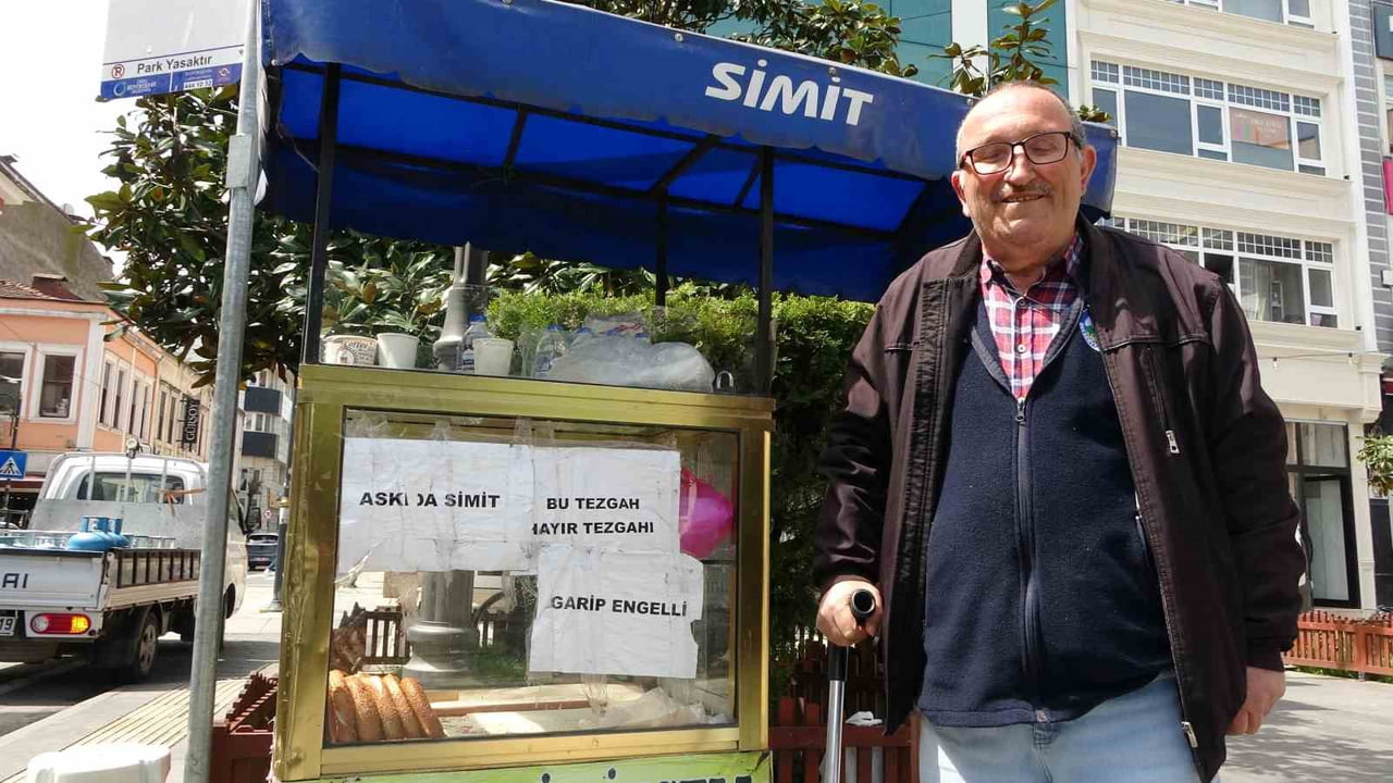 BASTONUYLA AYAKTA DURAN SİMİTÇİ, SATTIĞI SİMİTLERDEN KAZANDIĞI PARANIN BÜYÜK BİR KISMINI HAYIR...