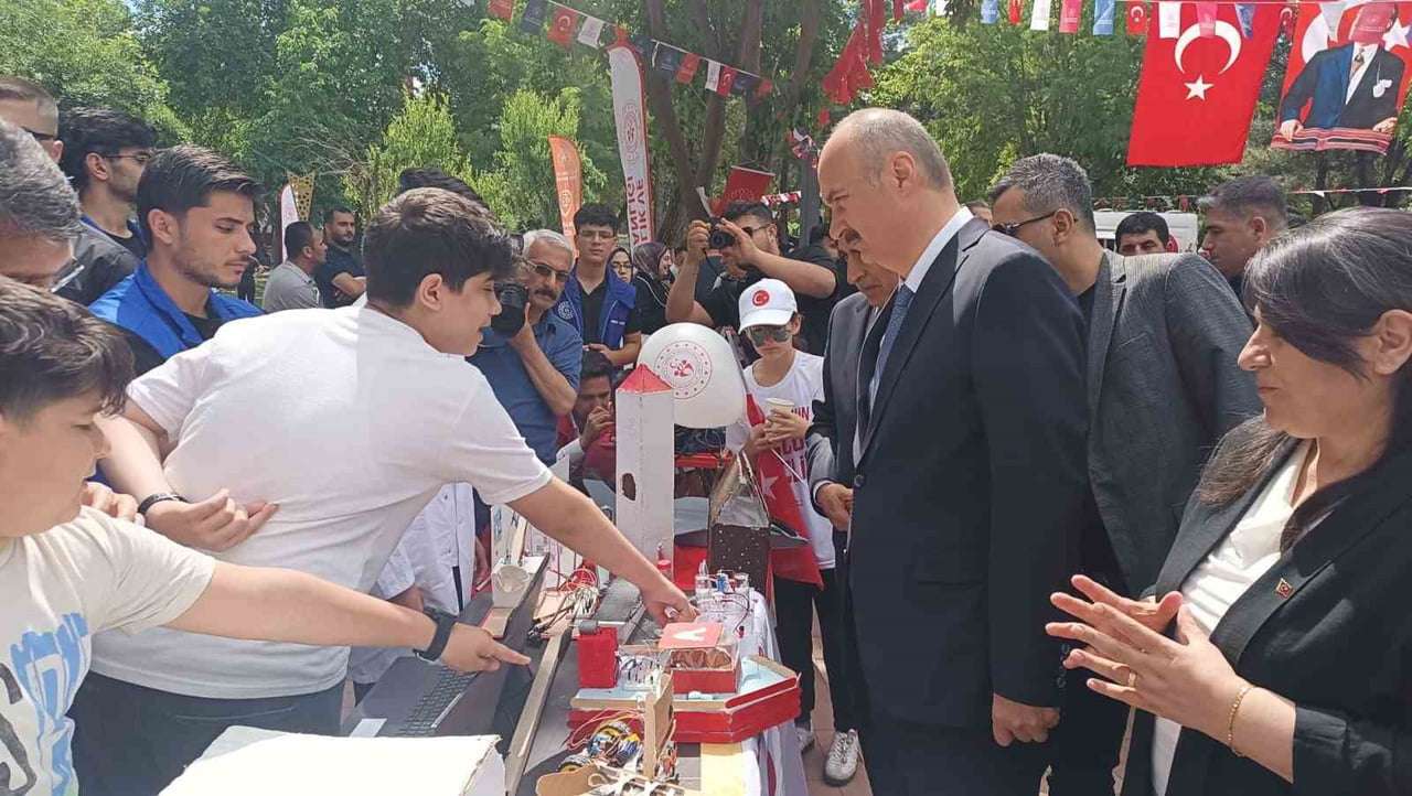 BATMAN'DA 19 MAYIS ATATÜRK'Ü ANMA, GENÇLİK VE SPOR BAYRAMININ 107. YIL DÖNÜMÜ, DÜZENLENEN TÖREN VE...