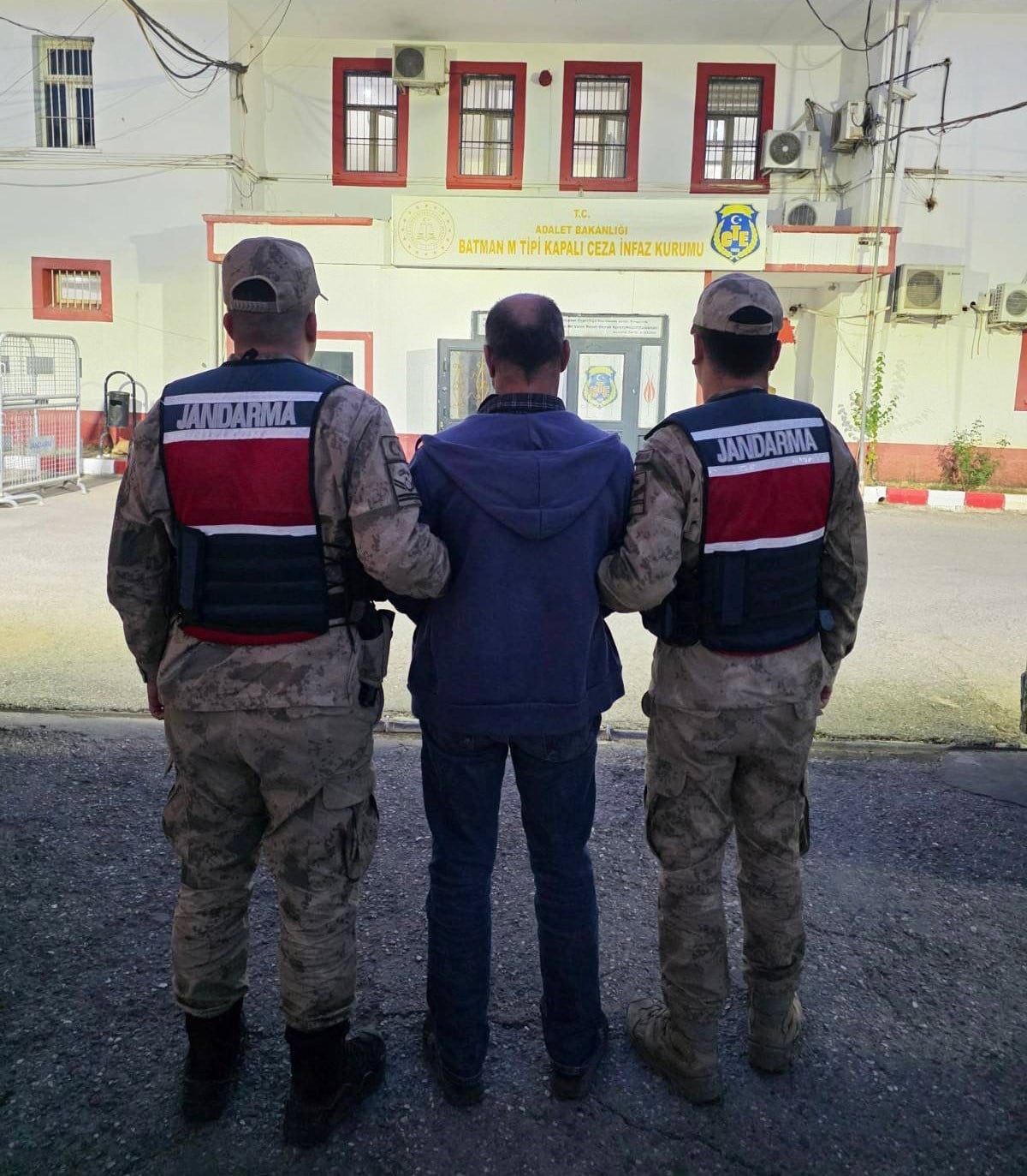 BATMAN'DA ÇEŞİTLİ SUÇLARDAN KESİNLEŞMİŞ HAPİS CEZASI BULUNAN 36 KİŞİ YAKALANARAK CEZAEVİNE TESLİM...