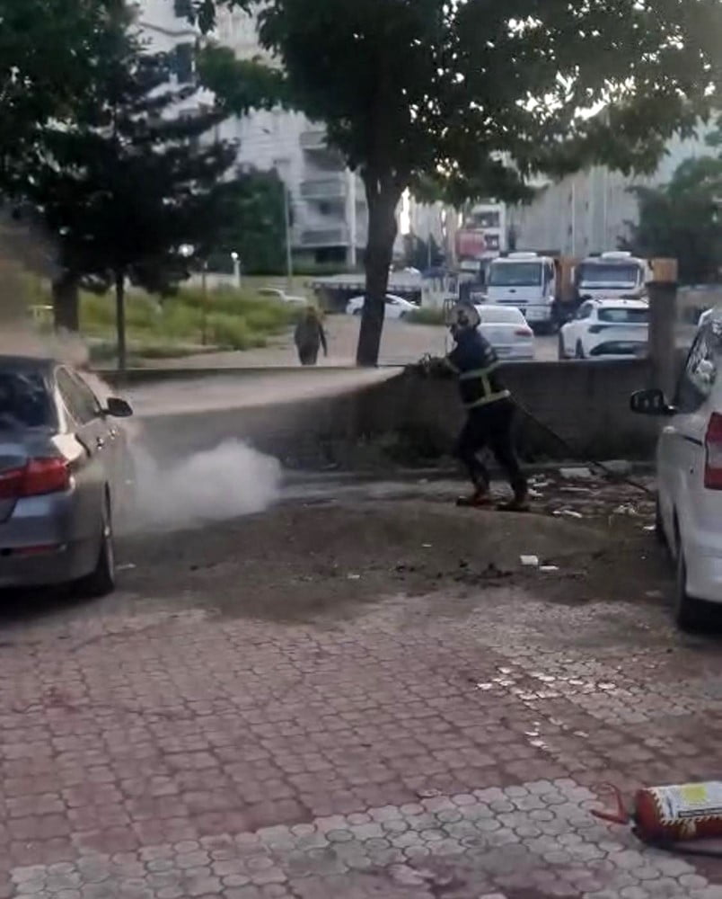 BATMAN'DA PARK HALİNDEKİ OTOMOBİLDE ÇIKAN YANGIN İTFAİYE EKİPLERİNİN MÜDAHALESİYLE...