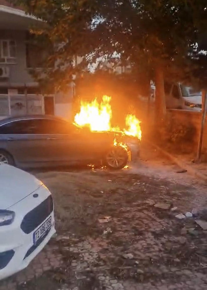 BATMAN'DA PARK HALİNDEKİ OTOMOBİLDE ÇIKAN YANGIN İTFAİYE EKİPLERİNİN MÜDAHALESİYLE...