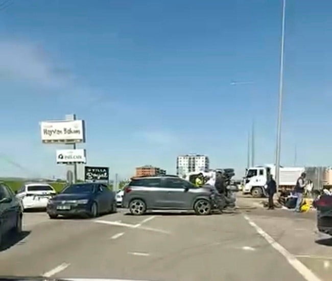 BATMAN'DA YOLCU MİNİBÜSÜ İLE OTOMOBİLİN ÇARPIŞMASI SONUCU MEYDANA GELEN TRAFİK KAZASINDA 5 KİŞİ...