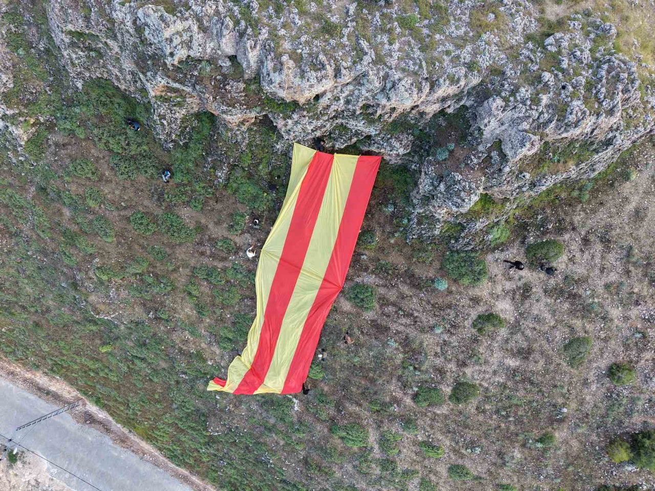 BATMAN'IN GERCÜŞ İLÇESİNDE GALATASARAY'IN 26. ŞAMPİYONLUĞU DAĞDAN BIRAKILAN DEV SARI-KIRMIZI...