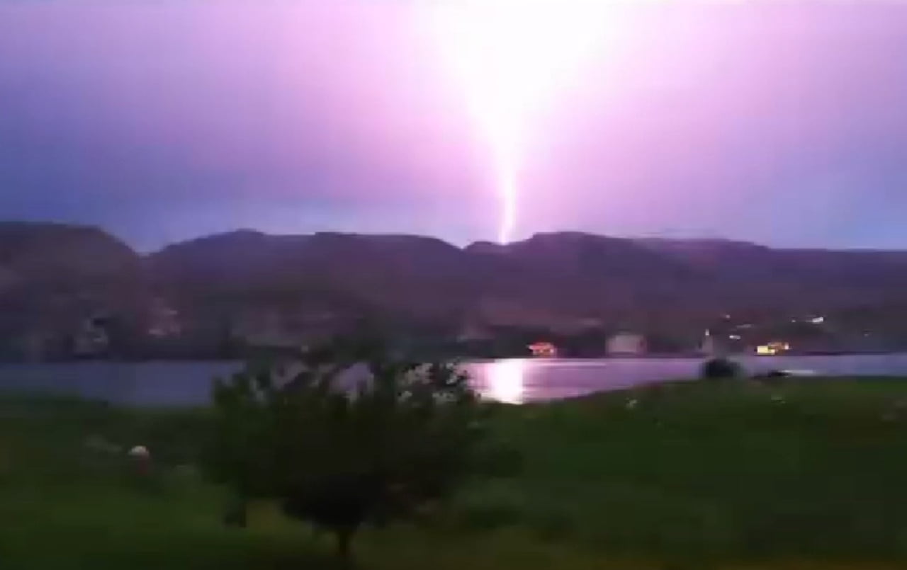 BATMAN'IN TARİHİ İLÇESİ HASANKEYF´TE AKŞAM SAATLERİNDE ETKİLİ OLAN GÖKYÜZÜ HAREKETLİLİĞİ...