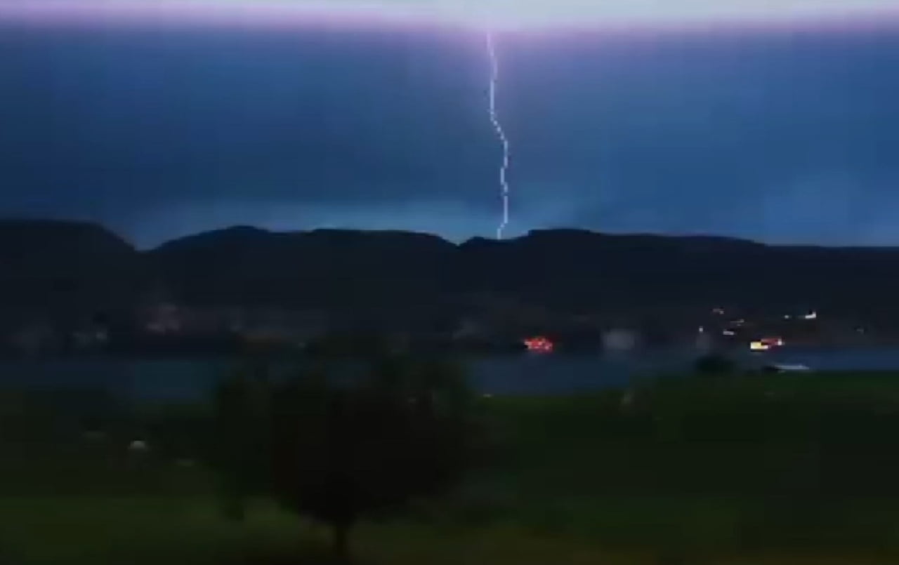 BATMAN'IN TARİHİ İLÇESİ HASANKEYF´TE AKŞAM SAATLERİNDE ETKİLİ OLAN GÖKYÜZÜ HAREKETLİLİĞİ...
