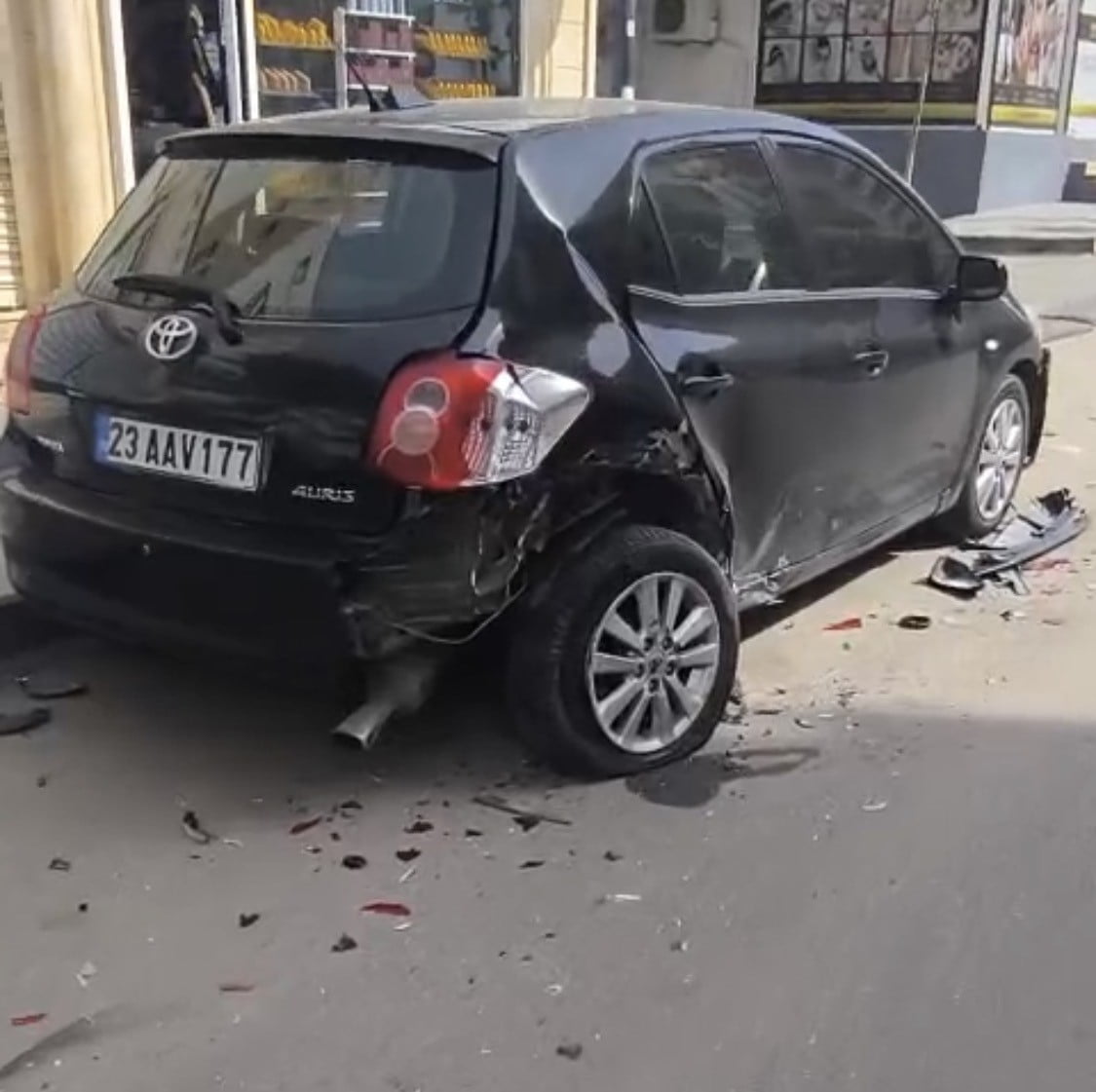 BATMAN’DA HENÜZ KİMLİĞİ BELİRLENEMEYEN BİR SÜRÜCÜ, PARK HALİNDEKİ 5 OTOMOBİLE ÇARPTIKTAN SONRA...