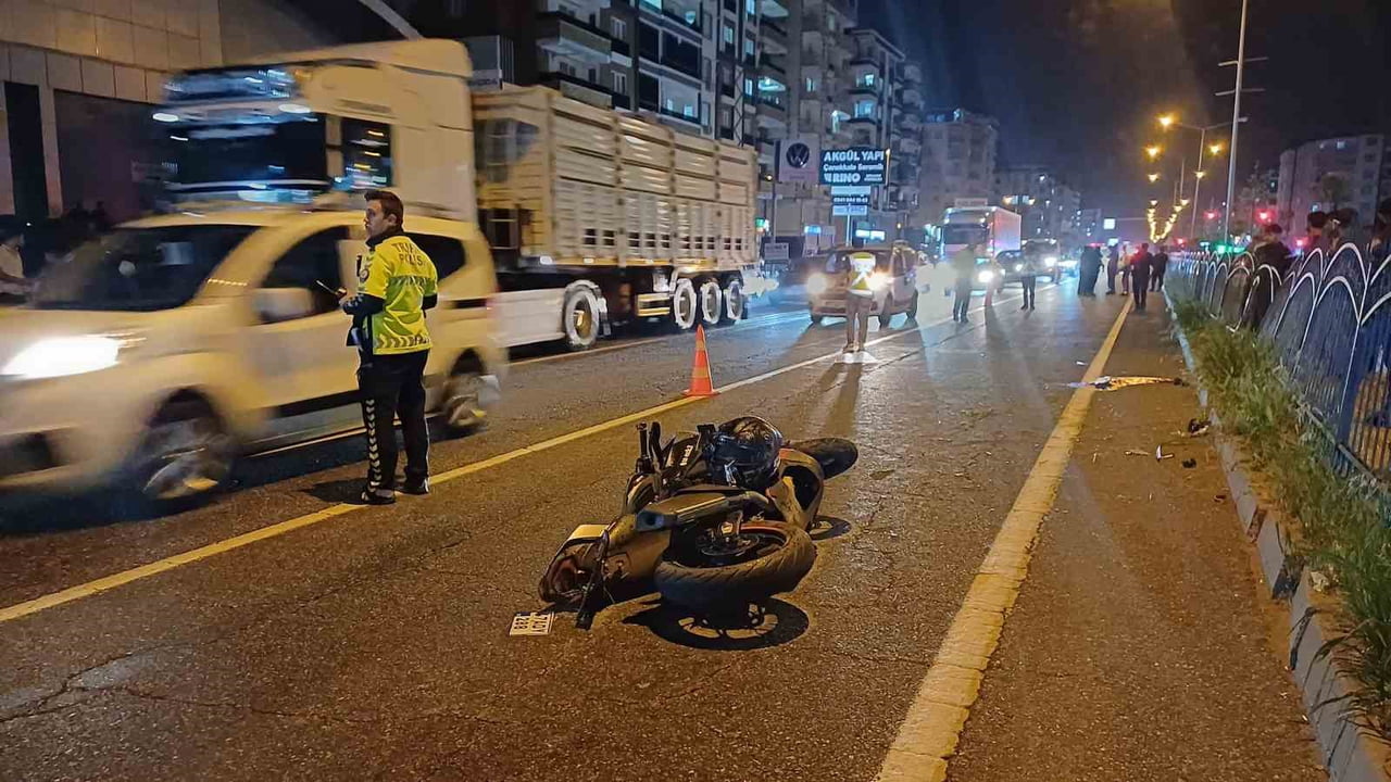 BATMAN’DA MOTOSİKLETİN YAYAYA ÇARPMASI SONUCU MEYDANA GELEN TRAFİK KAZASINDA 2 KİŞİ HAYATINI...