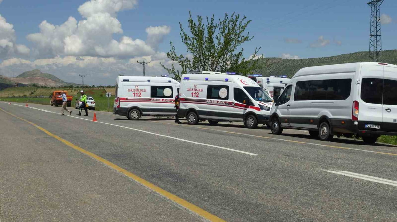 BATMAN’IN GERCÜŞ İLÇESİNDE İKİ OTOMOBİLİN ÇARPIŞMASI SONUCU MEYDANA GELEN TRAFİK KAZASINDA 9 KİŞİ...