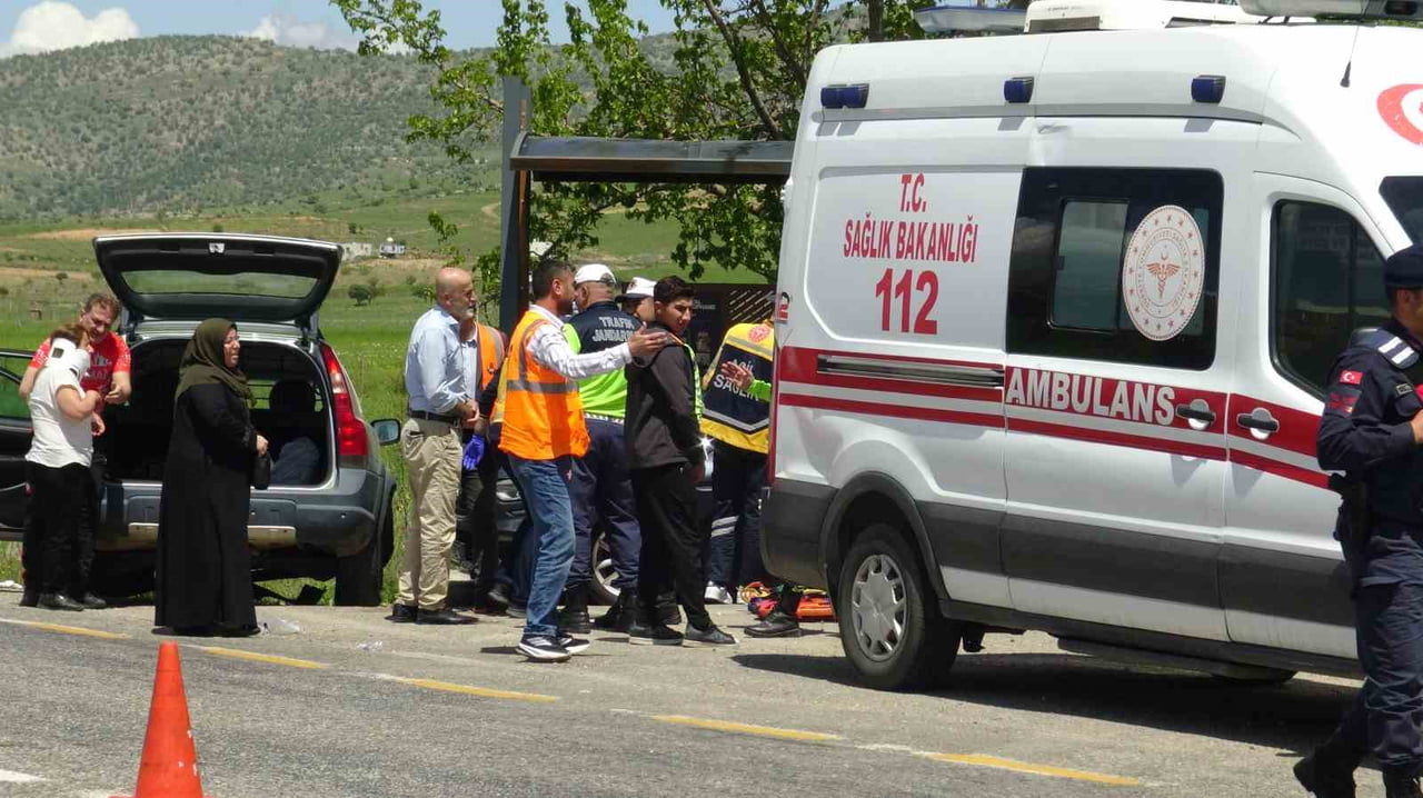 BATMAN’IN GERCÜŞ İLÇESİNDE İKİ OTOMOBİLİN ÇARPIŞMASI SONUCU MEYDANA GELEN TRAFİK KAZASINDA 9 KİŞİ...