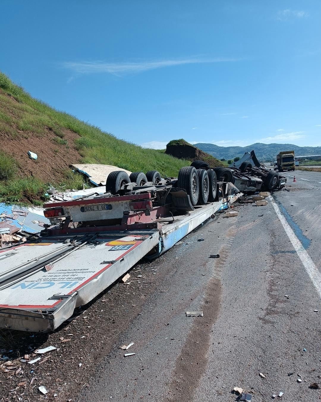BATMAN-KOZLUK KARA YOLUNDA MEYDANA GELEN TRAFİK KAZASINDA BİR TIR SÜRÜCÜSÜ AĞIR YARALANDI.