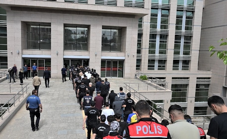 BATMAN MERKEZLİ 17 İLDE YASA DIŞI BAHİS VE SANAL KUMAR SİTELERİNE YÖNELİK DÜZENLENEN OPERASYONDA...