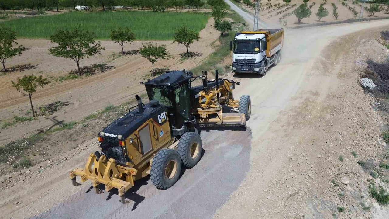 BATTALGAZİ’DE YOL DÜZENLEME ÇALIŞMALARI DEVAM EDİYOR