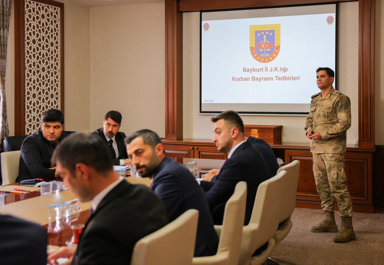 BAYBURT'TA BAYRAM ÖNCESİ GÜVENLİK VE TRAFİK TEDBİRLERİ ELE ALINDI