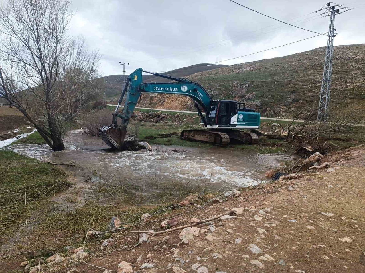BAYBURT'TA KAR SULARINA KARŞI DERE YATAKLARINDA ÖNLEM ALINDI