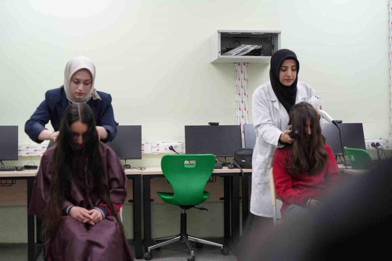 BAYBURT'TA MESLEK ÖĞRENEN ELLER KÜÇÜK ÖĞRENCİLER İÇİN MAKAS TUTTU
