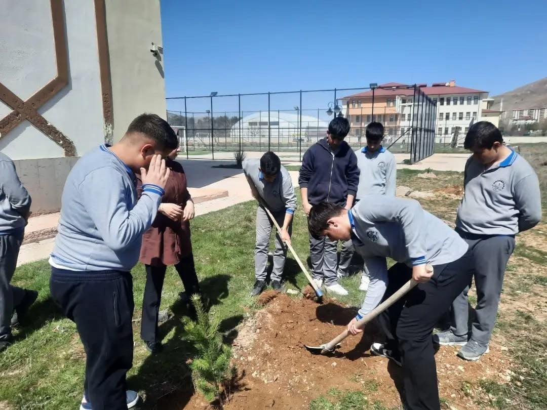 BAYBURT'TA ÖĞRENCİLER OKUL BAHÇELERİNİ FİDANLARLA YEŞİLLENDİRDİ