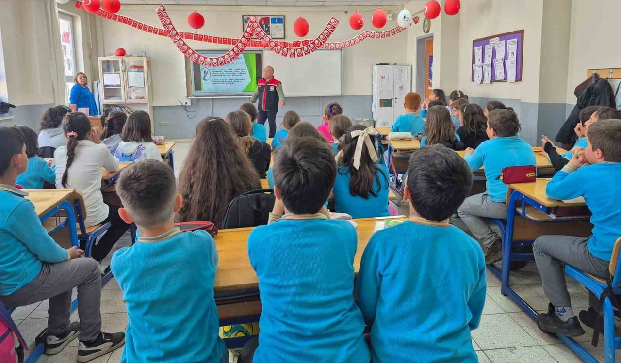 BAYBURT'TA ÖĞRENCİLERE GIDA GÜVENİLİRLİĞİ VE SU VERİMLİLİĞİ ANLATILDI