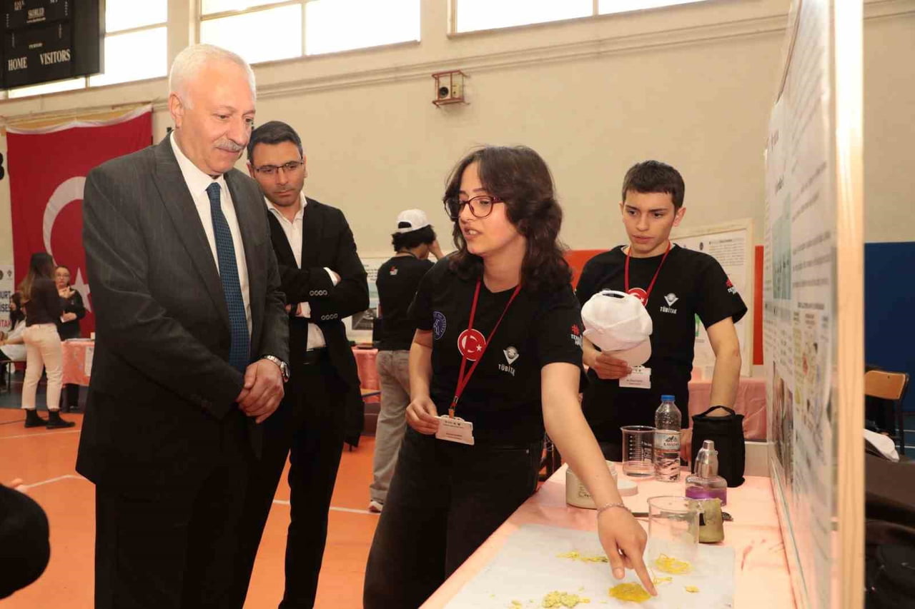 BAYBURT'TA ÖĞRENCİLERİN BİLİM PROJELERİ SERGİLENMEYE DEVAM EDİYOR