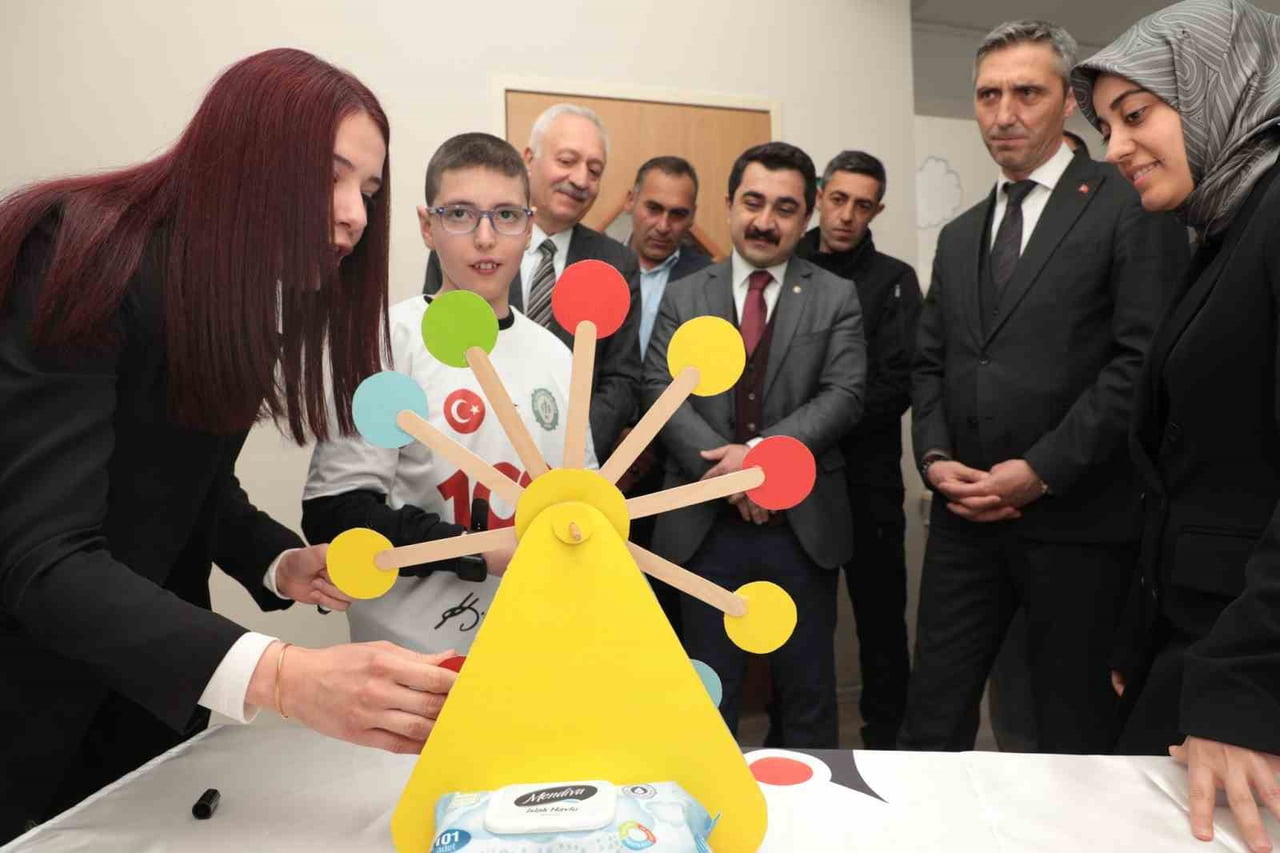 BAYBURT'TA ÖZEL ÖĞRENCİLERDEN BİLİM FUARI