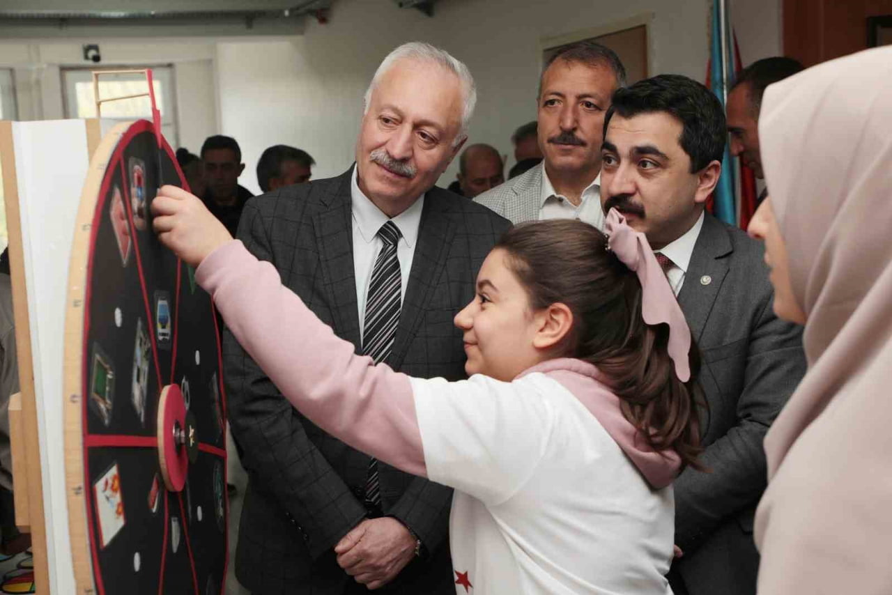 BAYBURT'TA ÖZEL ÖĞRENCİLERDEN BİLİM FUARI