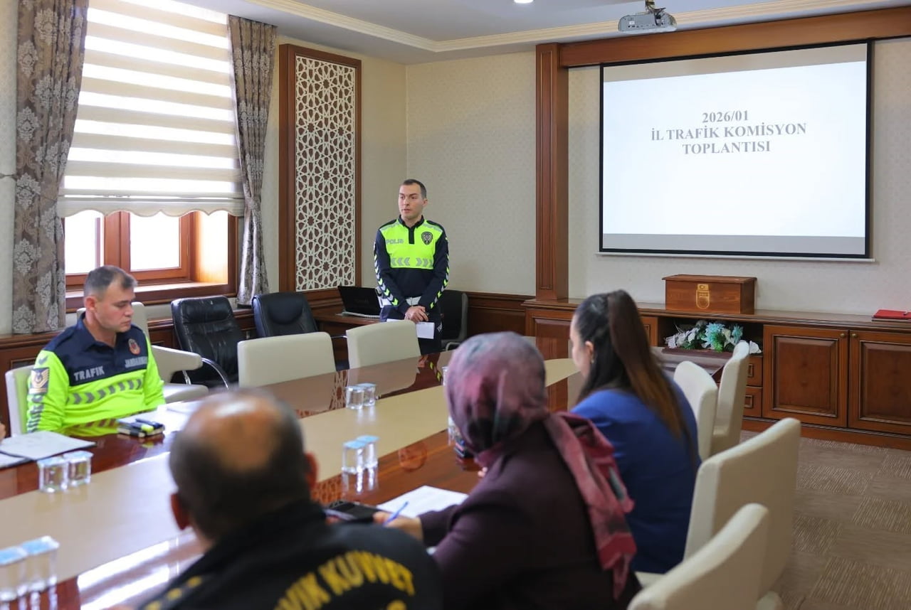 BAYBURT'TA ULAŞIM SORUNLARI VE TRAFİK TEDBİRLERİ TOPLANTIDA GÖRÜŞÜLDÜ