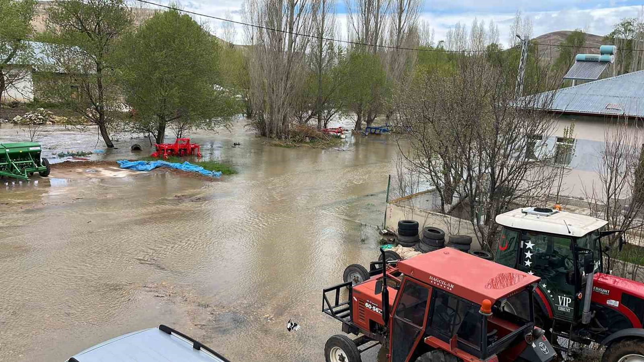 BAYBURT'UN KIRKPINAR KÖYÜNDE DEBİSİ ARTAN TAŞKINA NEDEN OLDU