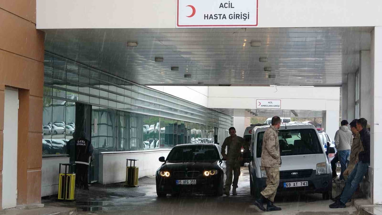 BAYBURT DEVLET HASTANESİNE KALDIRILAN UZMAN ÇAVUŞ EMRAH TÜRKOĞLU, DOKTORLARIN TÜM MÜDAHALESİNE...