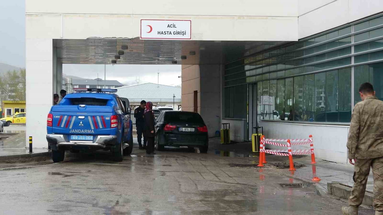 BAYBURT DEVLET HASTANESİNE KALDIRILAN UZMAN ÇAVUŞ EMRAH TÜRKOĞLU, DOKTORLARIN TÜM MÜDAHALESİNE...