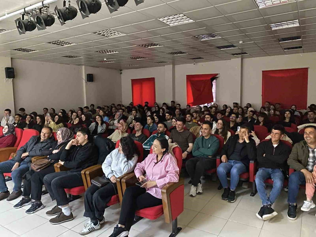BAYBURT GENÇLİK MERKEZİ TİYATRO EKİBİNDEN SEZON FİNALİ