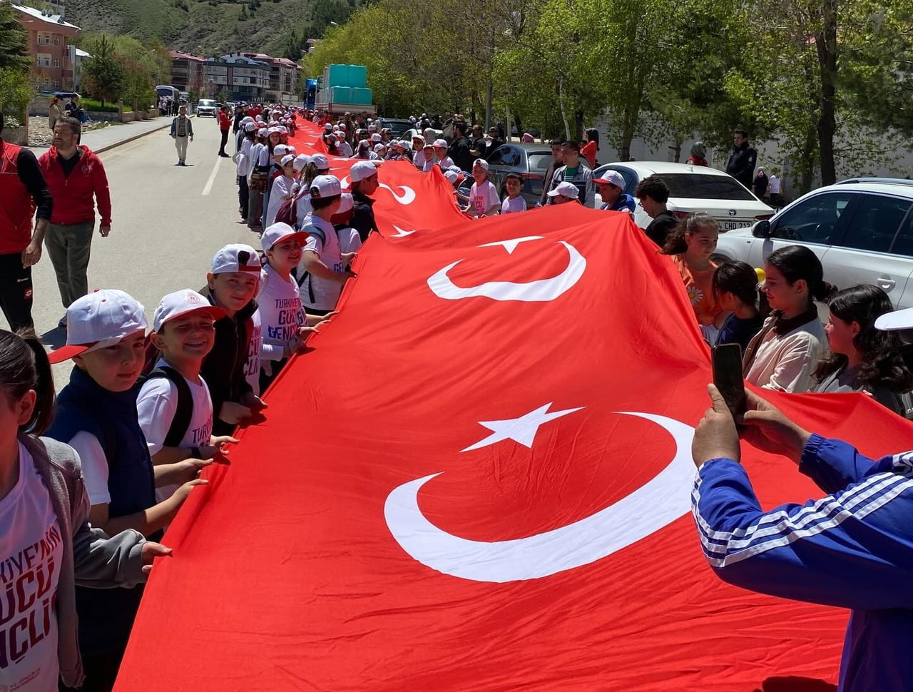BAYBURT’TA GENÇLİK YÜRÜYÜŞÜ DÜZENLENDİ