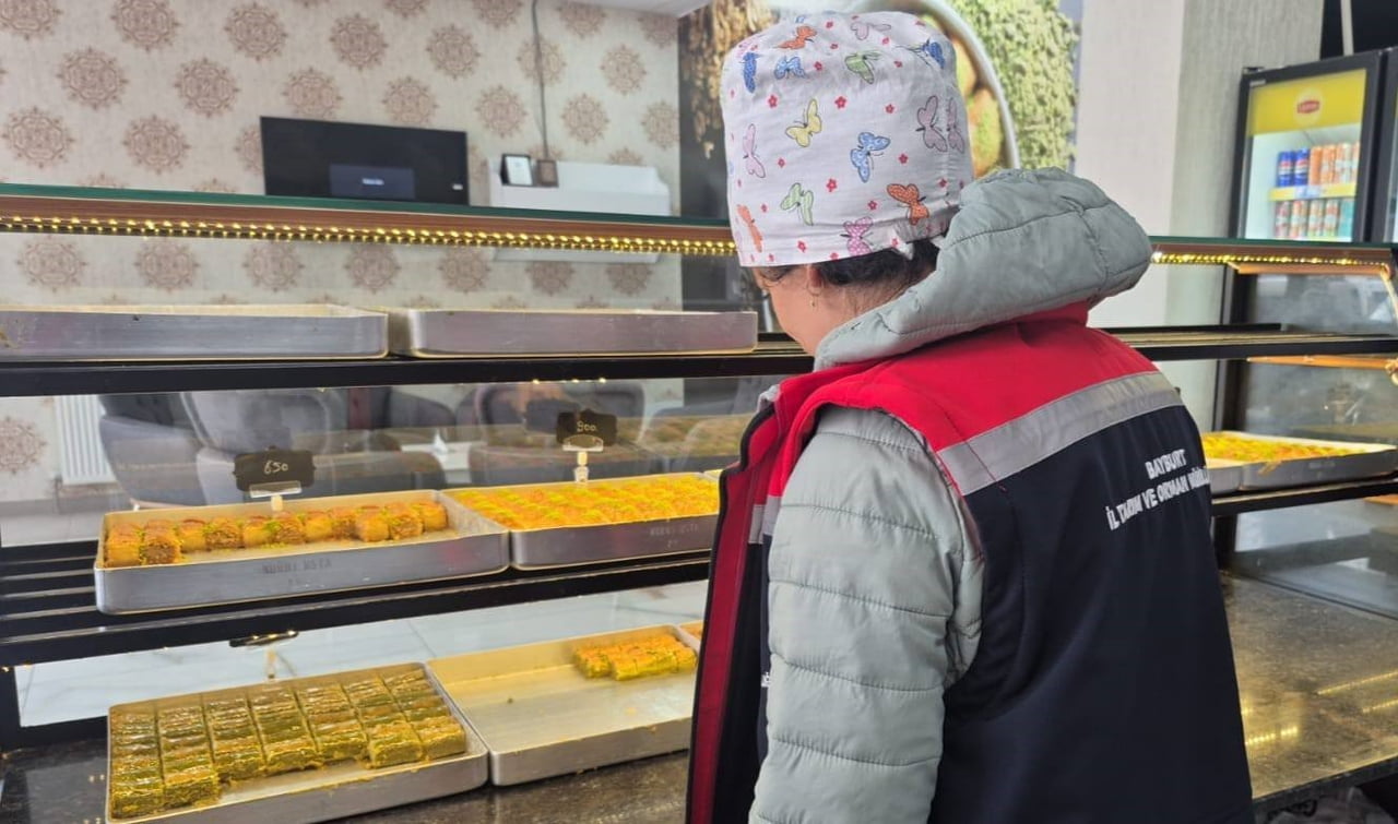 BAYBURT’TA GIDA İŞLETMELERİNE BAYRAM DENETİMİ