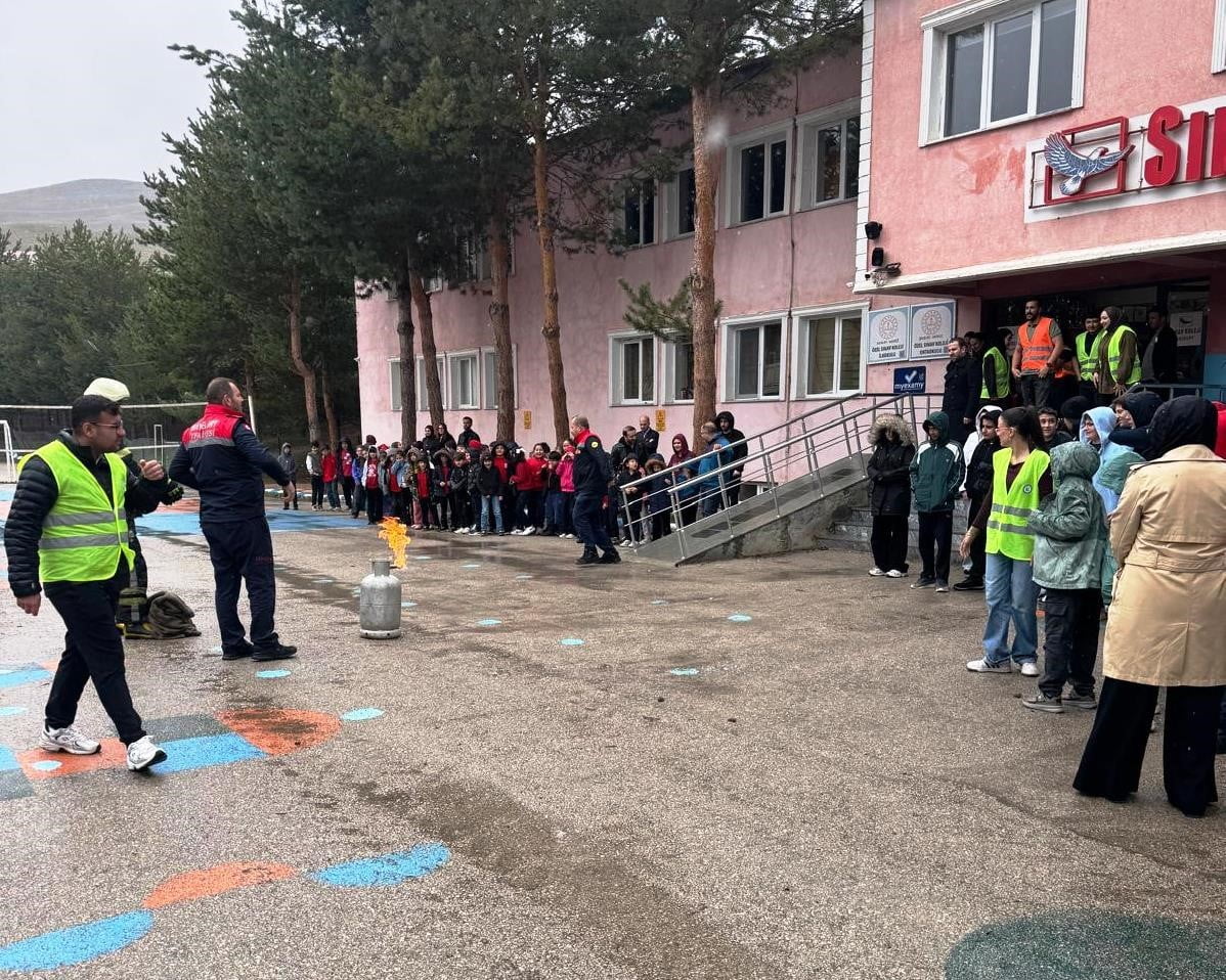 BAYBURT’TA İTFAİYE EKİPLERİ, YANGIN GÜVENLİĞİ KONUSUNDA BİLİNÇLENDİRME EĞİTİMLERİNE DEVAM...