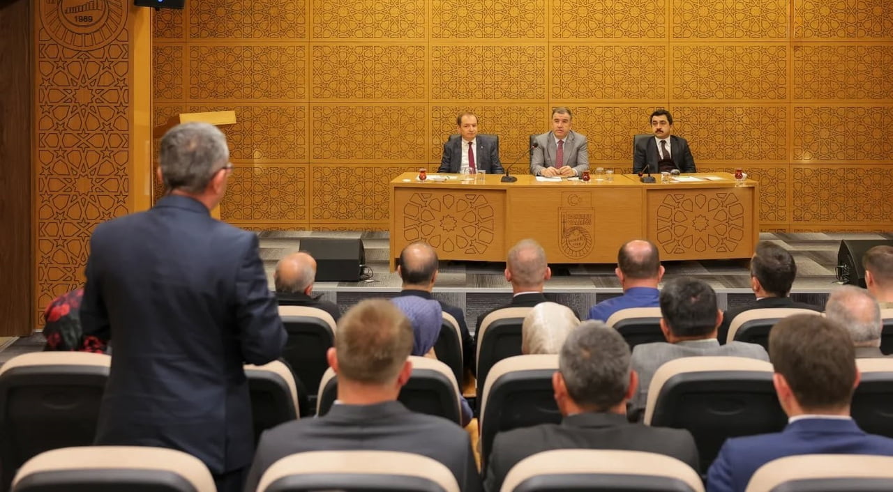 BAYBURT’TA KAMU HİZMETLERİ VE YATIRIMLAR MASAYA YATIRILDI