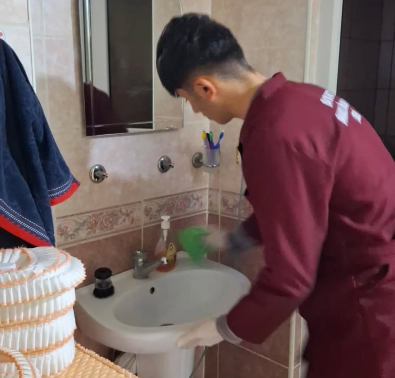 BAYBURT’TA ÖĞRENCİLER YAŞLI VATANDAŞIN EV İŞLERİNE DESTEK OLDU
