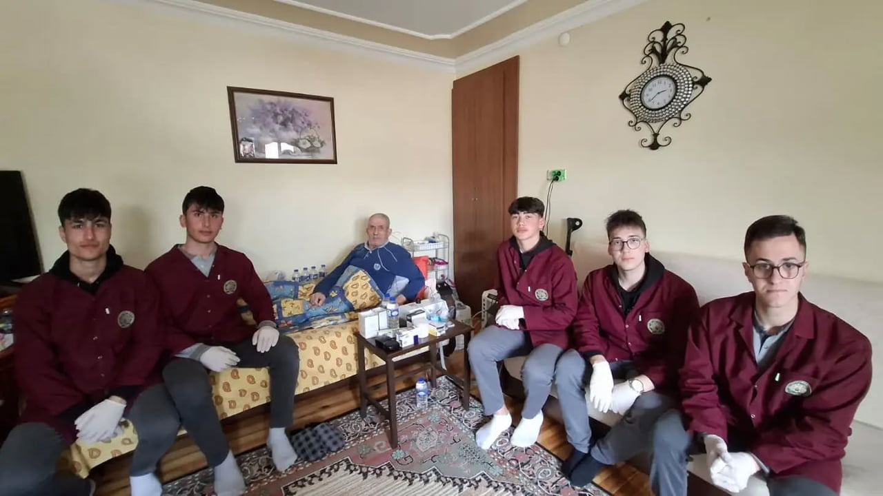 BAYBURT’TA ÖĞRENCİLER YAŞLI VATANDAŞIN EV İŞLERİNE DESTEK OLDU