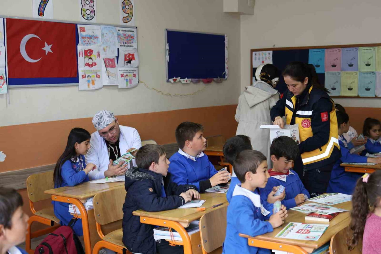 BAYBURT’TA ÖĞRENCİLERE SAĞLIK BİLİNCİ KAZANDIRILIYOR