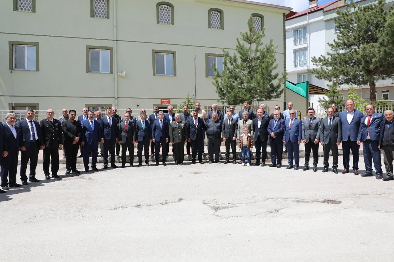 BAYBURT’TA PROTOKOL ÜYELERİ VE VATANDAŞLAR BAYRAMLAŞTI