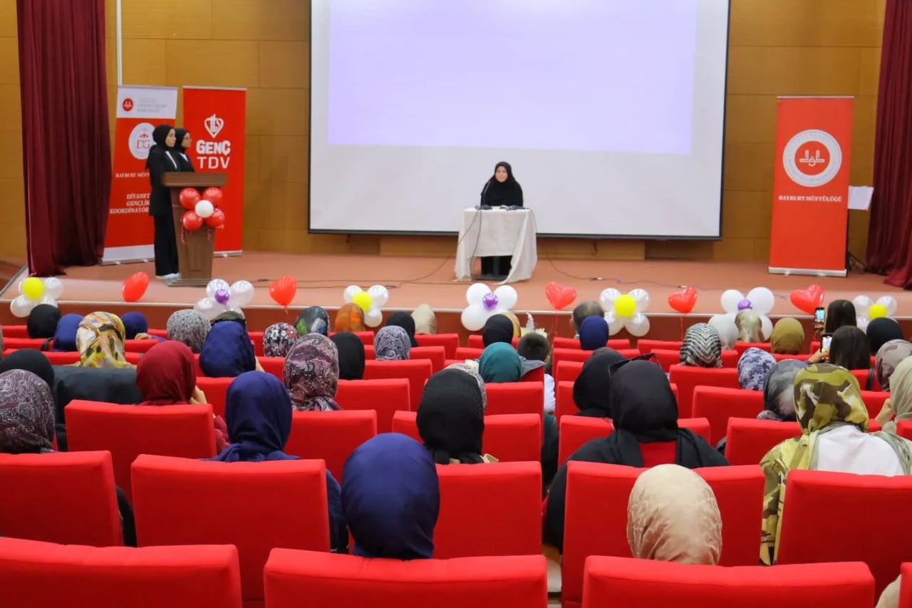 BAYBURT’TA ÜNİVERSİTE ÖĞRENCİLERİ YIL SONU BULUŞMASINDA BİR ARAYA GELDİ