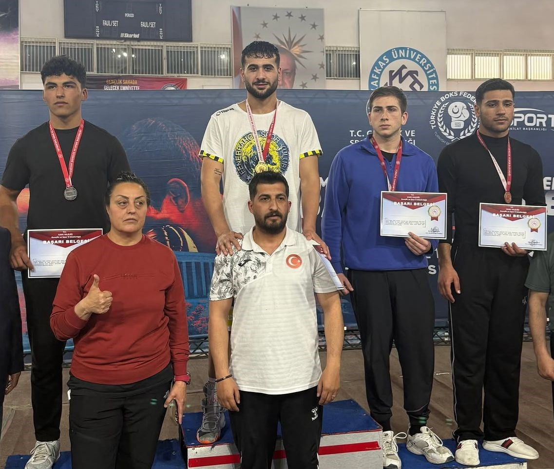 BAYBURTLU BOKSÖR SALMAN TÜRKİYE ŞAMPİYONU OLDU