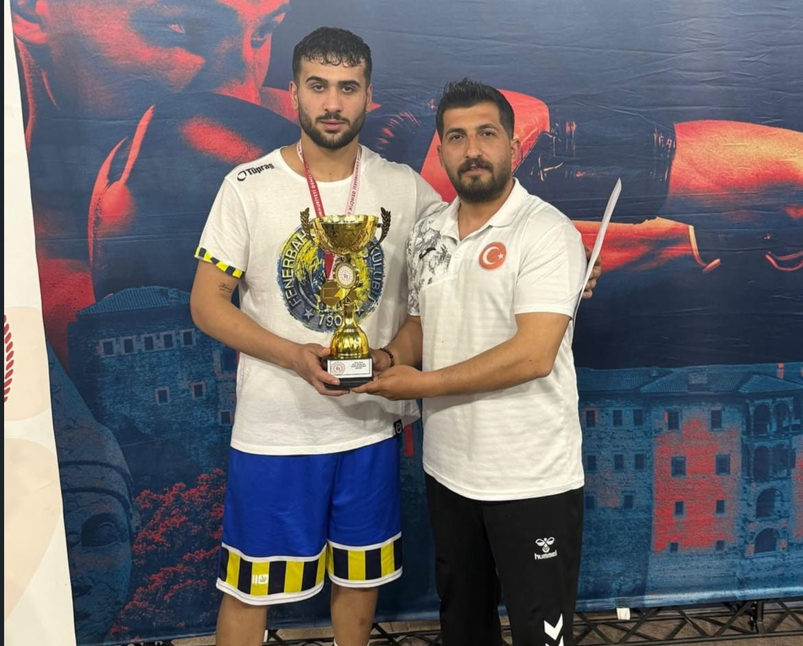 BAYBURTLU BOKSÖR SALMAN TÜRKİYE ŞAMPİYONU OLDU